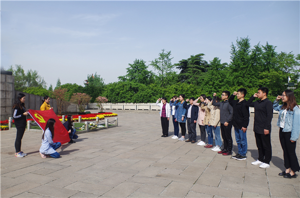 91吃瓜
研究生党支部组织开展主题党日活动