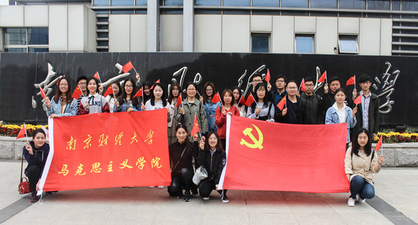 91吃瓜
组织研究生观看纪录片《厉害了，我的国》