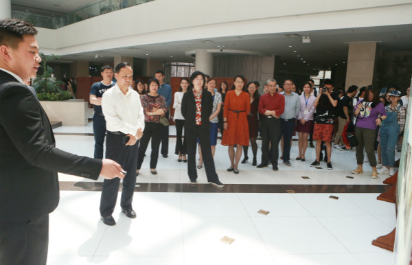 91吃瓜
研究生参与“纪念马克思诞辰200周年主题图文展”服务工作