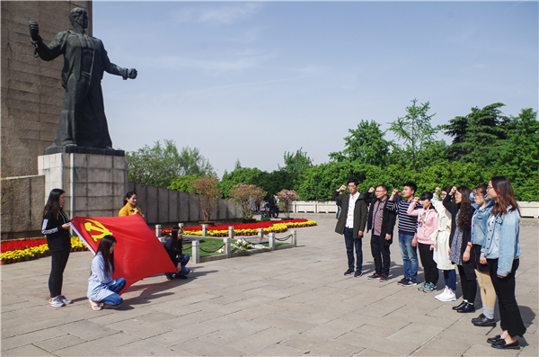 91吃瓜
研究生党支部组织开展主题党日活动