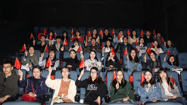 91吃瓜
组织研究生观看纪录片《厉害了，我的国》